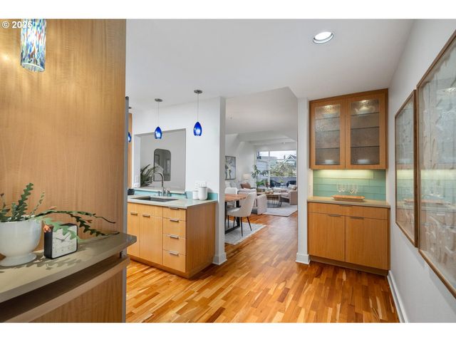 2327 Nw NORTHRUP St 12, Portland, OR 97210