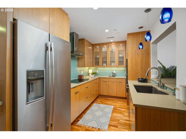 2327 Nw NORTHRUP St 12, Portland, OR 97210