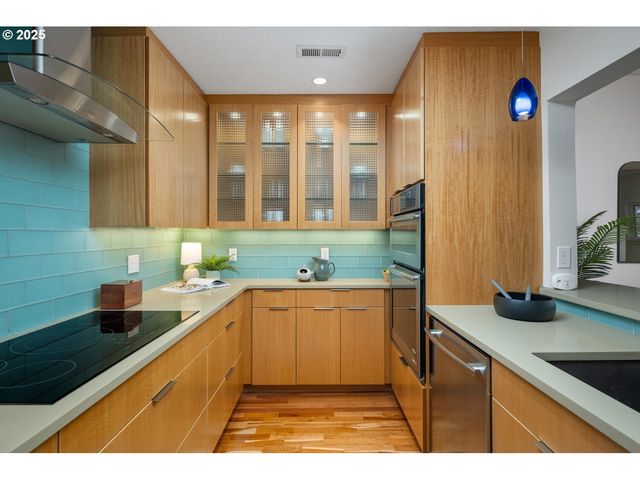 2327 Nw NORTHRUP St 12, Portland, OR 97210