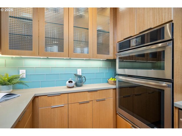 2327 Nw NORTHRUP St 12, Portland, OR 97210