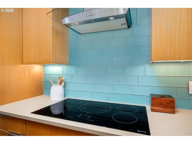 2327 Nw NORTHRUP St 12, Portland, OR 97210