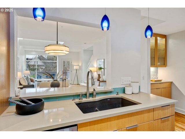 2327 Nw NORTHRUP St 12, Portland, OR 97210