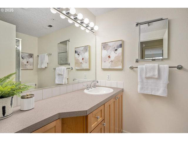 2327 Nw NORTHRUP St 12, Portland, OR 97210