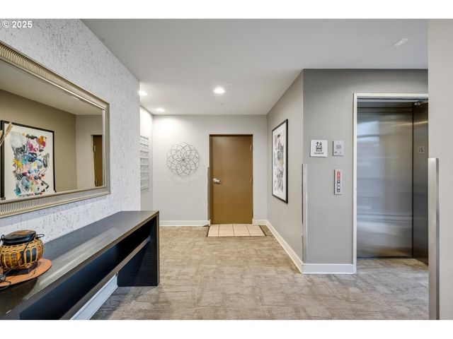 2327 Nw NORTHRUP St 12, Portland, OR 97210