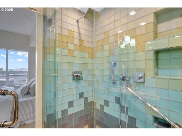 2327 Nw NORTHRUP St 12, Portland, OR 97210