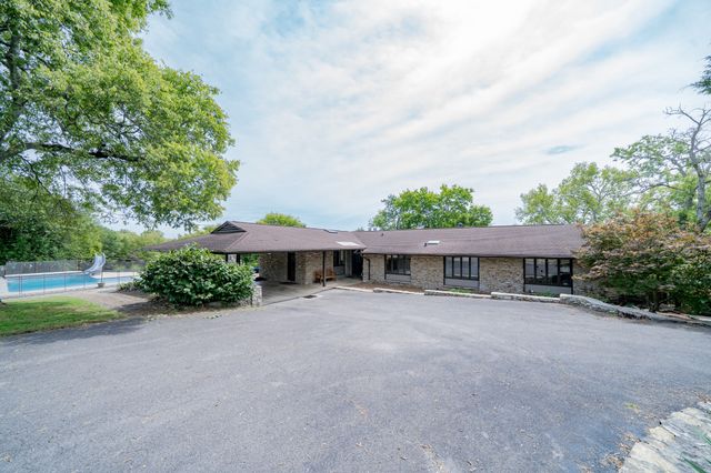 609 Cherokee Ave, Fayetteville, TN 37334
