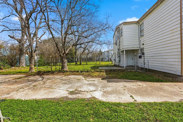 1228 5th Avenue N, Texas City, TX 77590