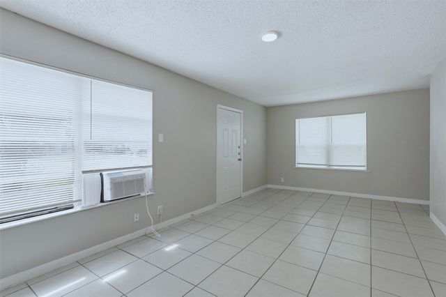 1228 5th Avenue N, Texas City, TX 77590