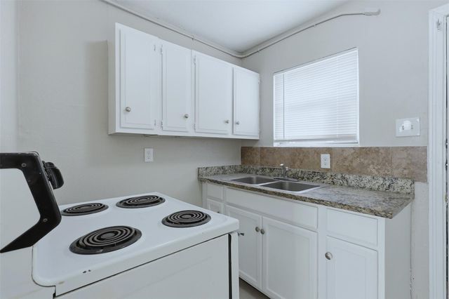 1228 5th Avenue N, Texas City, TX 77590