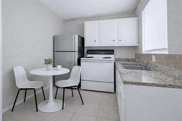 1228 5th Avenue N, Texas City, TX 77590