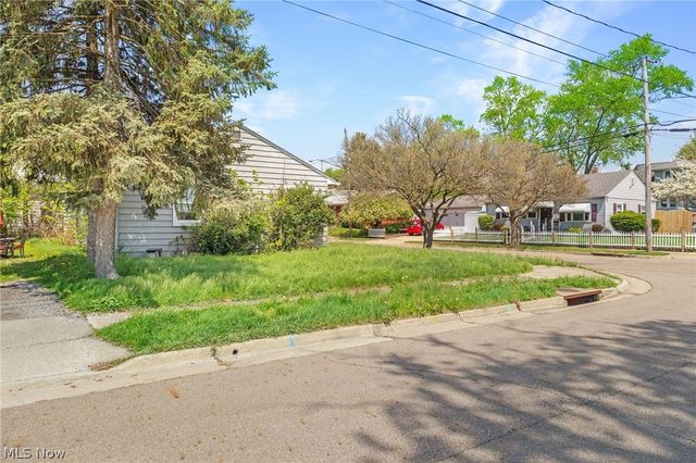 910 Ardella Avenue, Akron, OH 44306