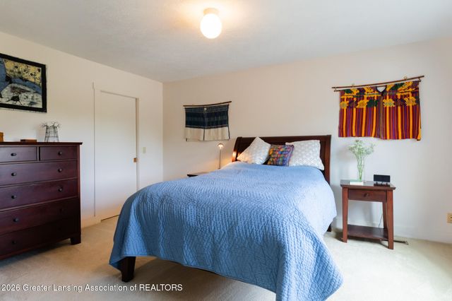 1400 Somerset Close, East Lansing, MI 48823