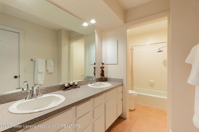 1400 Somerset Close, East Lansing, MI 48823