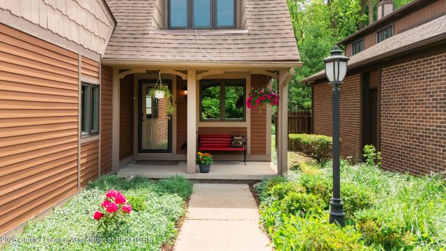 1400 Somerset Close, East Lansing, MI 48823