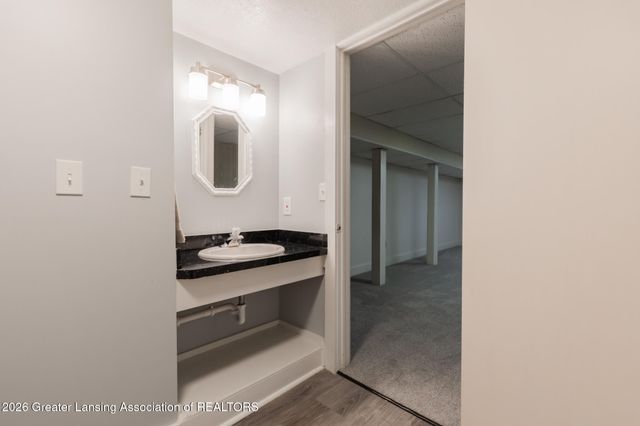 1400 Somerset Close, East Lansing, MI 48823