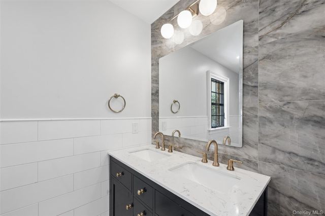 21 Sleepy Lane, Melville, NY 11747