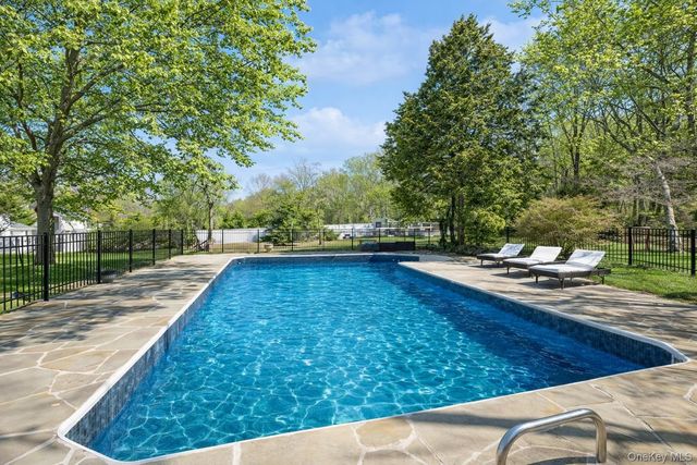 21 Sleepy Lane, Melville, NY 11747