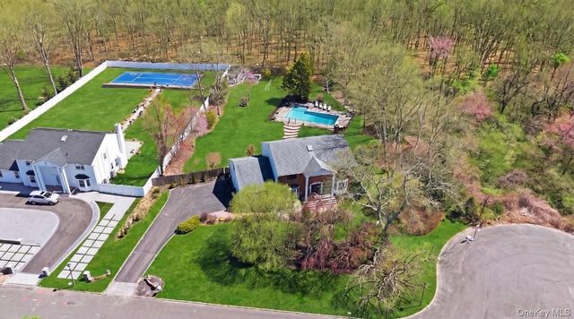 21 Sleepy Lane, Melville, NY 11747