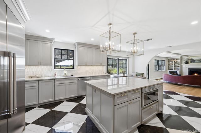 21 Sleepy Lane, Melville, NY 11747