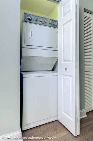 2329 W Barry Avenue 2, Chicago, IL 60618