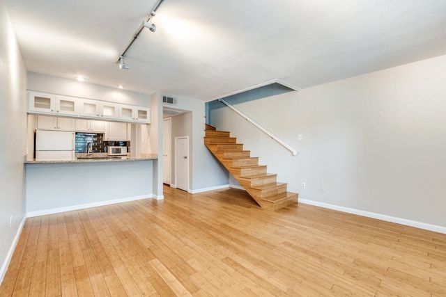 3827 Gilbert Avenue 209, Dallas, TX 75219