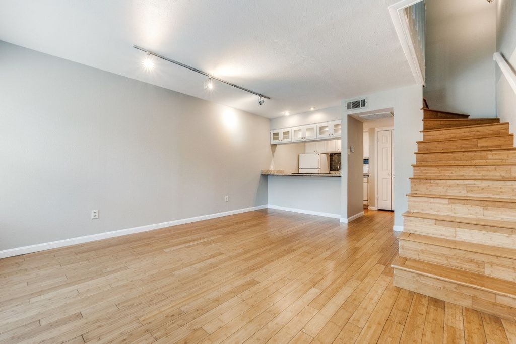 3827 Gilbert Avenue 209, Dallas, TX 75219