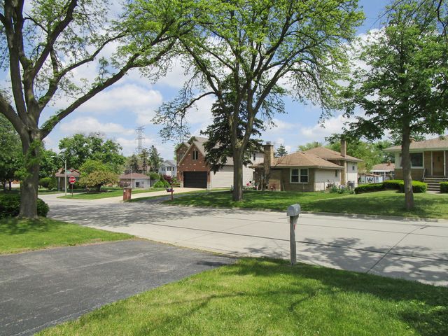 786 N Van Auken Street, Elmhurst, IL 60126