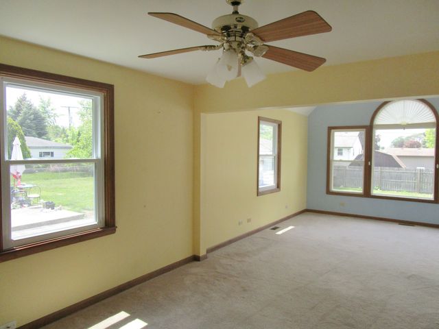 786 N Van Auken Street, Elmhurst, IL 60126