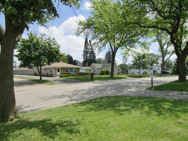 786 N Van Auken Street, Elmhurst, IL 60126