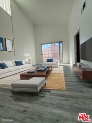 621 N Bronson Avenue 202, Los Angeles, CA 90004