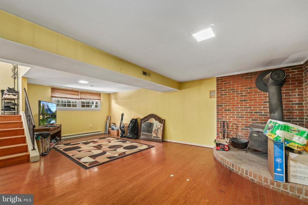 1305 E MAPLE AVE, Sterling, VA 20164