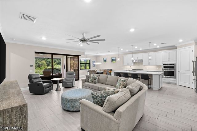 6907 Cocoplum ST, Naples, FL 34114