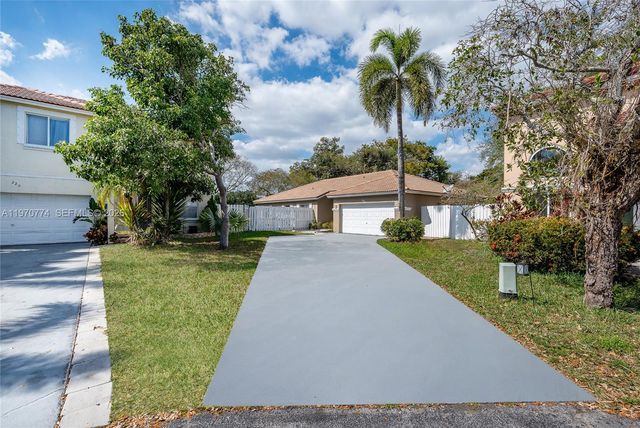 210 SW 98th Ter, Pembroke Pines, FL 33025