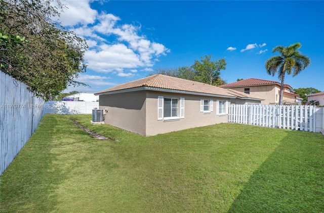 210 SW 98th Ter, Pembroke Pines, FL 33025