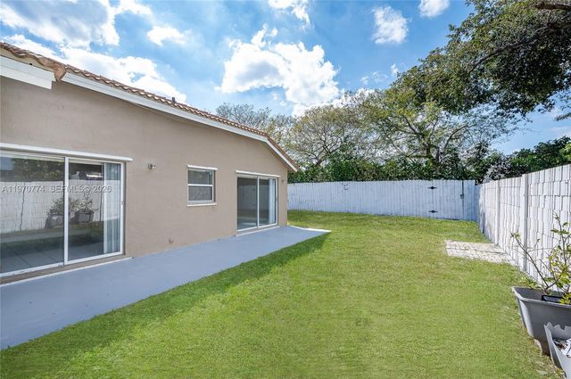 210 SW 98th Ter, Pembroke Pines, FL 33025