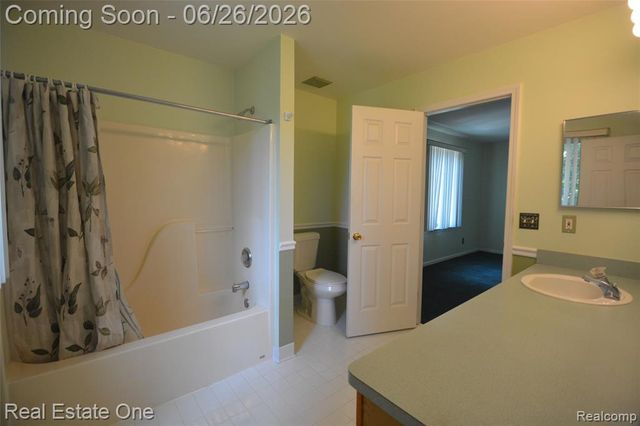 2140 W View Court, Lake Orion, MI 48360