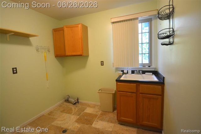 2140 W View Court, Lake Orion, MI 48360