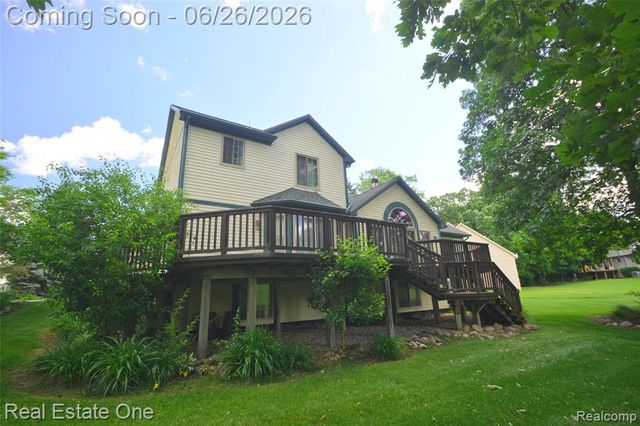 2140 W View Court, Lake Orion, MI 48360