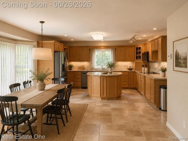 2140 W View Court, Lake Orion, MI 48360