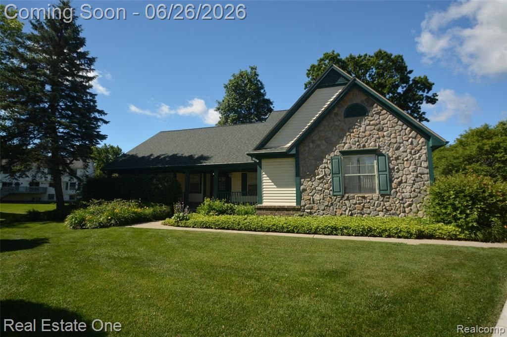 2140 W View Court, Lake Orion, MI 48360