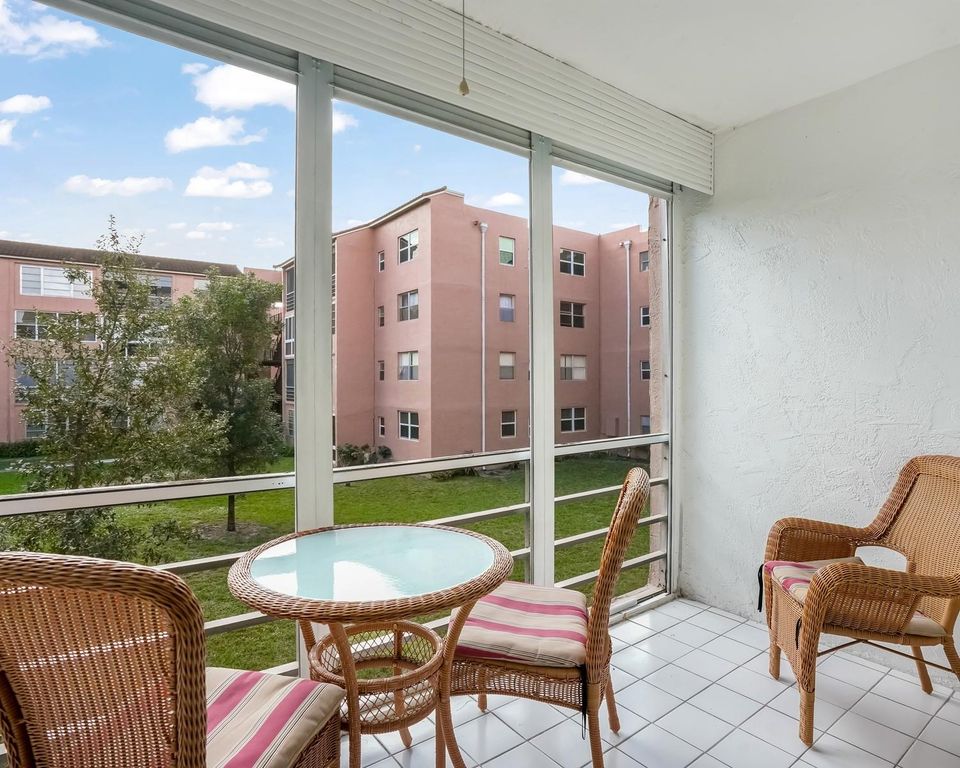 2851 Somerset Dr 205, Lauderdale Lakes, FL 33311