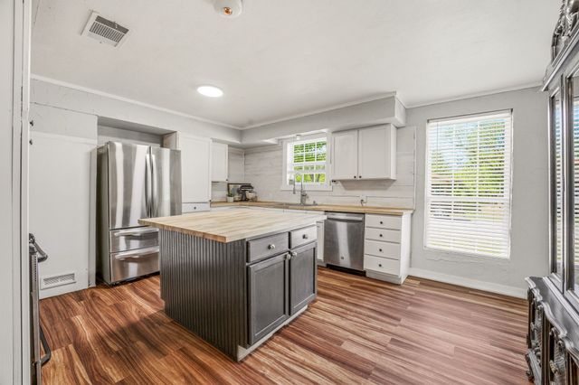 733 S Austin Street, De Leon, TX 76444