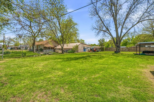 733 S Austin Street, De Leon, TX 76444