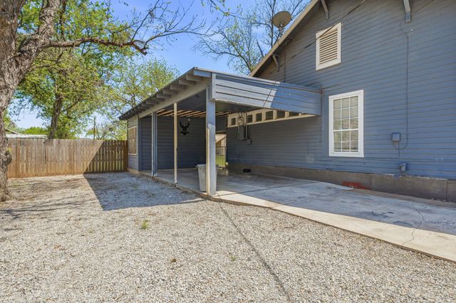 733 S Austin Street, De Leon, TX 76444