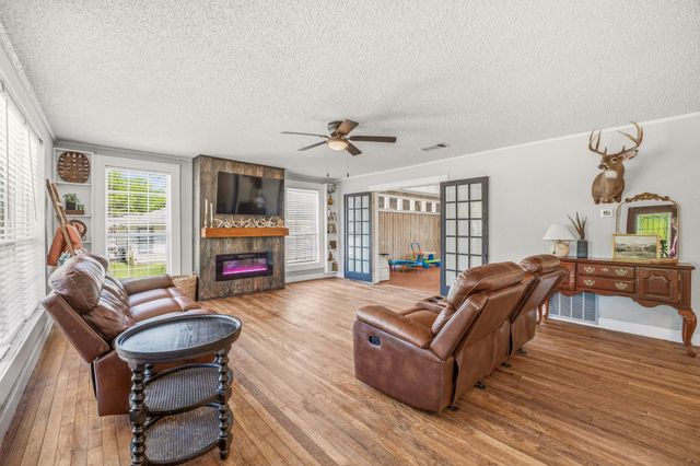 733 S Austin Street, De Leon, TX 76444