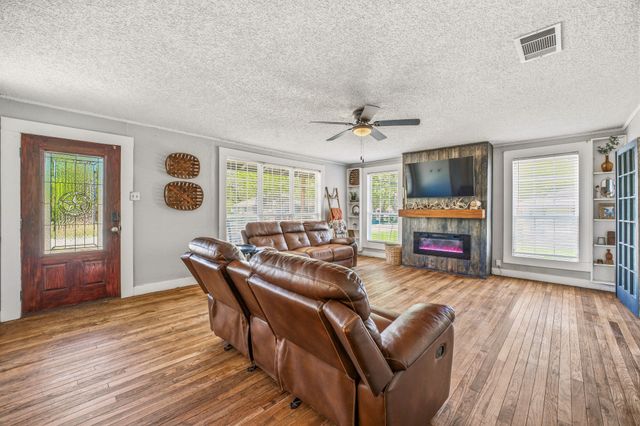 733 S Austin Street, De Leon, TX 76444