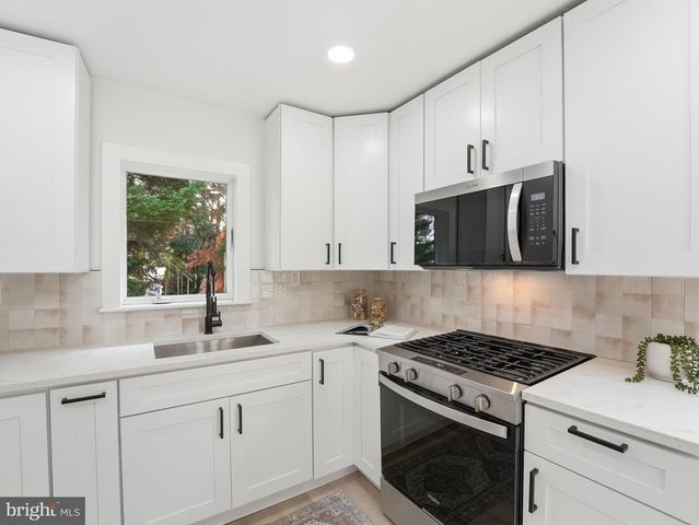 10 SPRUCE ST, Sewell, NJ 08080