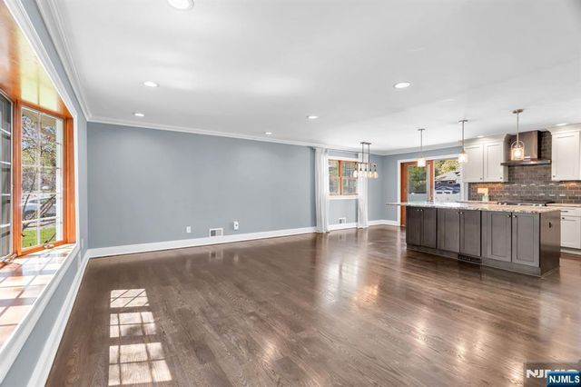 53 Smithfield Road, Waldwick, NJ 07463