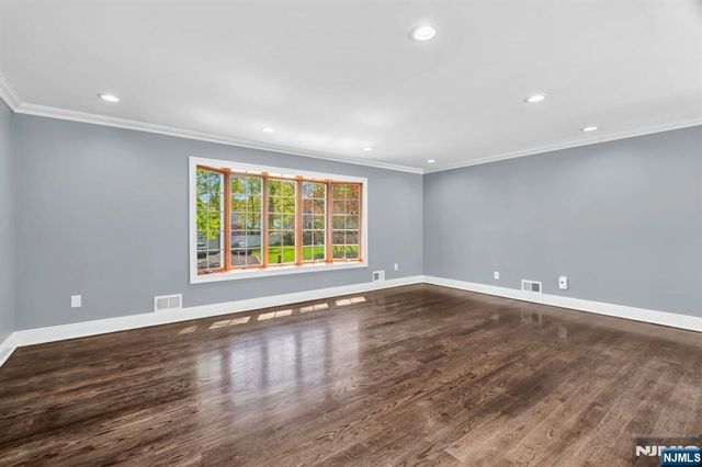 53 Smithfield Road, Waldwick, NJ 07463