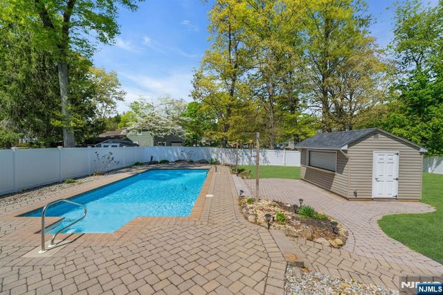 53 Smithfield Road, Waldwick, NJ 07463